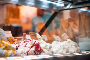 Şekerci dükkanında dondurmalar vitrinde.