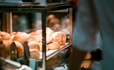 Taze ekmek ve pastane dükkanı cam vitrinde buns