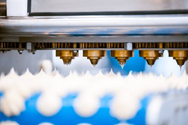 üretim hattı konveyör Meringues şekerlemeler fabrikada yapım