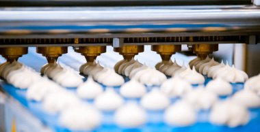 üretim hattı konveyör Meringues şekerlemeler fabrikada yapım