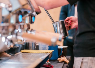 Barista makinasıyla kahve için süt Buhar görünümünü kapat