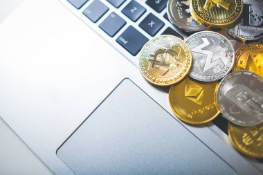 Dizüstü bilgisayarda döşeme kripto para sikke yığını