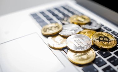 Dizüstü bilgisayarda döşeme kripto para sikke yığını