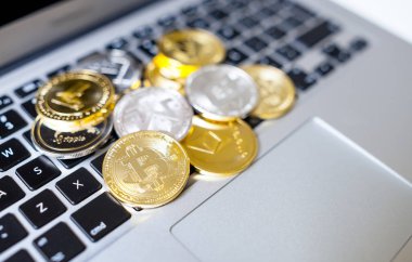Dizüstü bilgisayarda döşeme kripto para sikke yığını