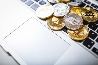 Dizüstü bilgisayarda döşeme kripto para sikke yığını