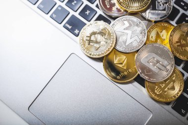 Dizüstü bilgisayarda döşeme kripto para sikke yığını