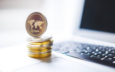 Sikke ve paralar dizüstü bilgisayarda yığını dalgalanma