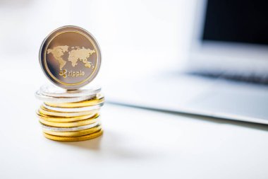 Sikke ve paralar dizüstü bilgisayarda yığını dalgalanma