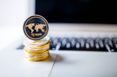 Sikke ve paralar dizüstü bilgisayarda yığını dalgalanma