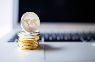 Sikke ve paralar dizüstü bilgisayarda yığını dalgalanma