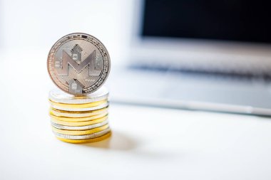 Monero sikke ve paralar ile dizüstü bilgisayar arka plan üzerinde yığını