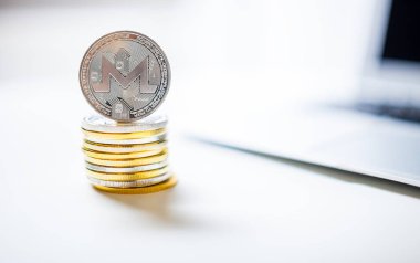 Monero sikke ve paralar ile dizüstü bilgisayar arka plan üzerinde yığını