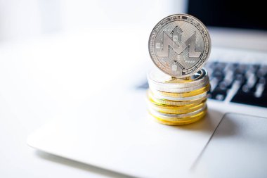 Monero sikke ve paralar ile dizüstü bilgisayar arka plan üzerinde yığını