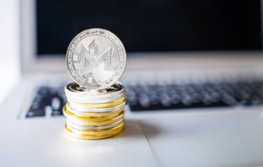 Monero sikke ve paralar ile dizüstü bilgisayar arka plan üzerinde yığını
