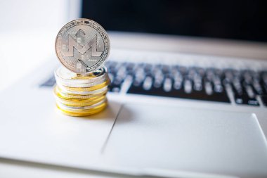 Monero sikke ve paralar ile dizüstü bilgisayar arka plan üzerinde yığını