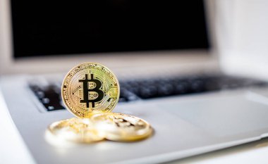 Dizüstü bilgisayar üzerinde üç Bitcoin paralar