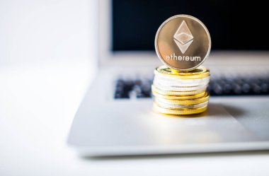 Ethereum sikke ve paralar laptop yığını