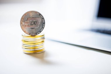 Sikke ve paralar dizüstü bilgisayar ile yığını arka planda çizgi