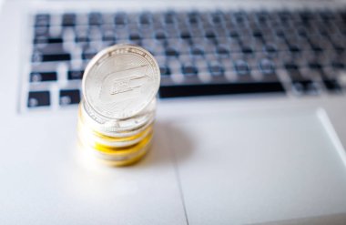 Sikke ve paralar dizüstü bilgisayar ile yığını arka planda çizgi