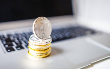 Sikke ve paralar dizüstü bilgisayar ile yığını arka planda çizgi