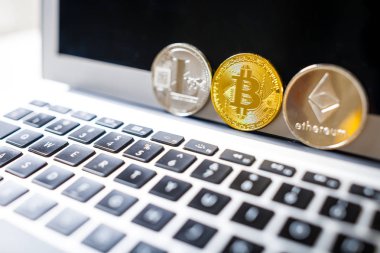 Bitcoin, Litecoin ve Ethereum demir dizüstü üzerinde satır