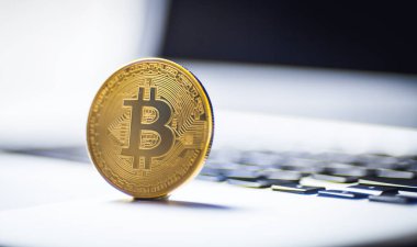 Dizüstü bilgisayar arka plan üzerinde bitcoin sikke görünümünü kapat