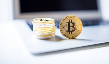 Bitcoin ve dizüstü bilgisayar demir yığını
