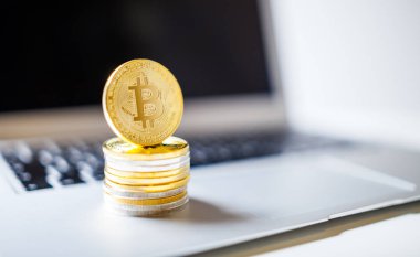 Bitcoin ve dizüstü bilgisayar demir yığını