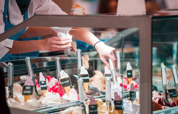 Zavřít Pohled Ženy Čítač Servírování Zmrzliny — Stock fotografie
