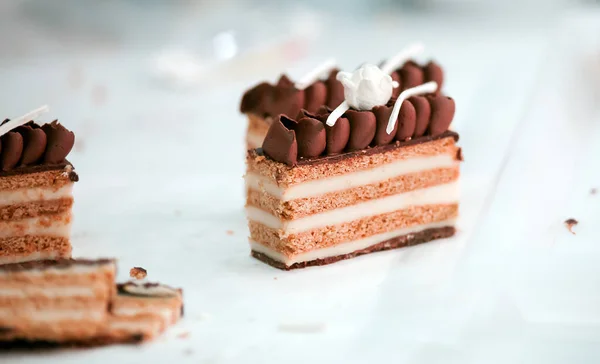 Petit Morceau Gâteau Chocolat Avec Décoration Rose Blanche — Photo