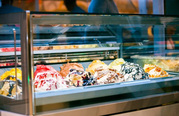 お菓子店のショーケース冷蔵庫でアイスクリーム — ストック写真