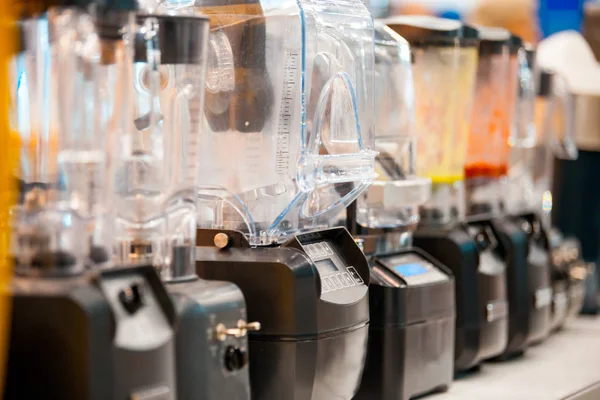 货架与搅拌机 榨汁机和其他电子厨房家用机器在商店 — 图库照片