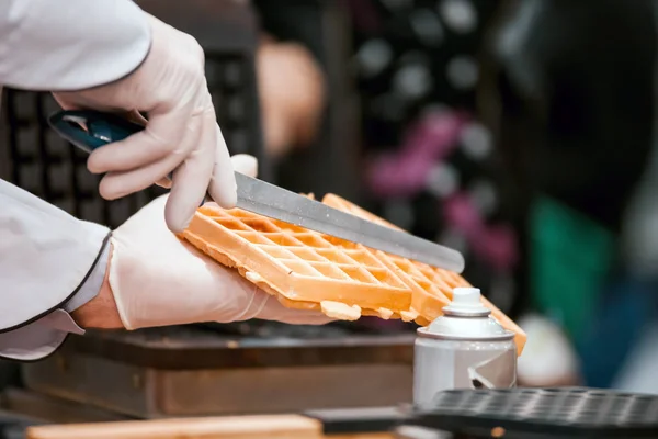 Profesyonel Pudra Pastane Belçika Waffle Hazırlanıyor — Stok fotoğraf