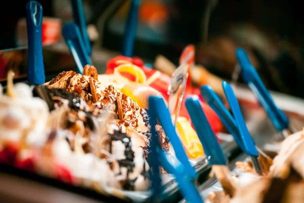 Мороженое Холодильнике Кондитерской — стоковое фото