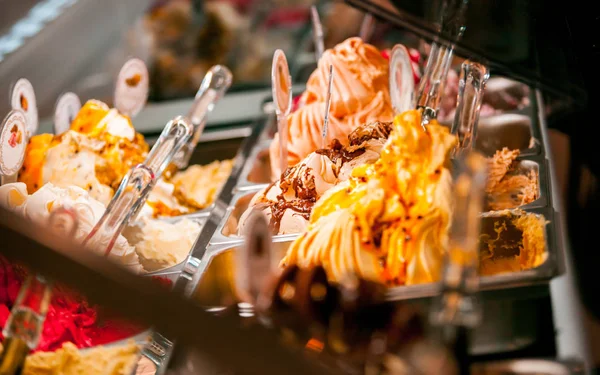 Şekerci dükkanında dondurmalar vitrinde.