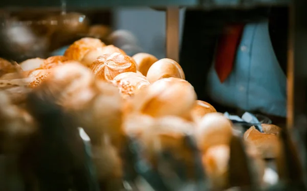 Taze Ekmek Pastane Dükkanı Cam Vitrinde Buns — Stok fotoğraf