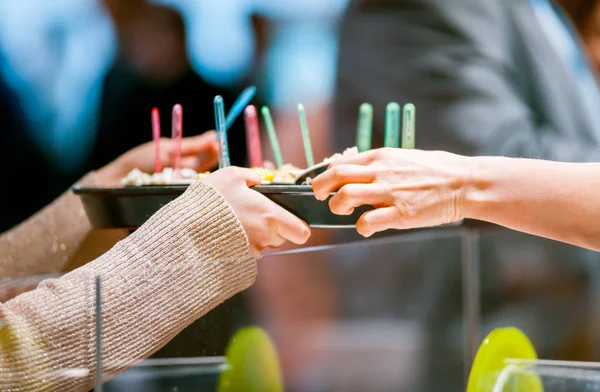 Konditor Serviert Eis Konditorei — Stockfoto