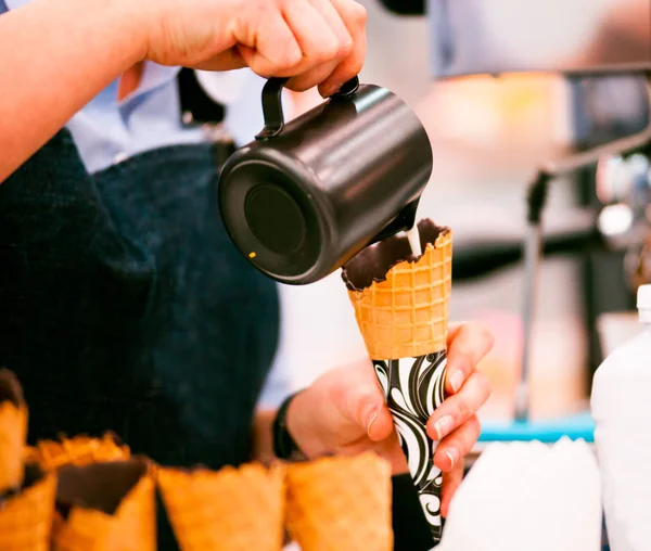 Confeiteiro Derramando Leite Para Sorvete Waffle Cone — Fotografia de Stock