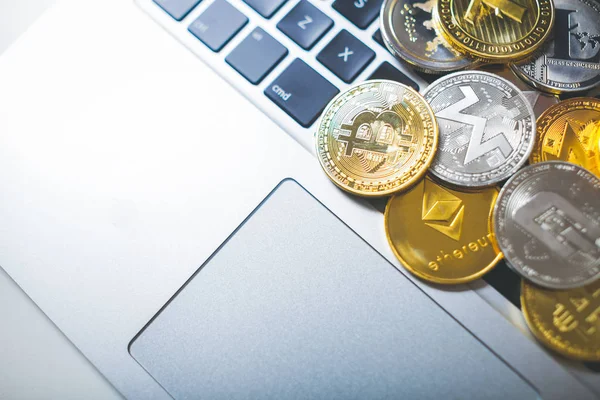 Dizüstü bilgisayarda döşeme kripto para sikke yığını