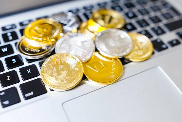 Dizüstü bilgisayarda döşeme kripto para sikke yığını