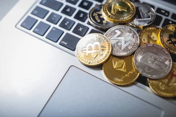 Stapel Von Kryptowährungen Münzen Auf Dem Laptop — Stockfoto