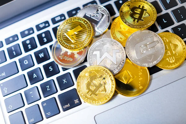 Dizüstü bilgisayarda döşeme kripto para sikke yığını