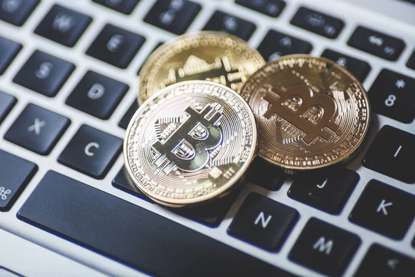 Tres Monedas Bitcoin Ordenador Portátil — Foto de Stock