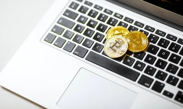 Drei Bitcoin Münzen Auf Laptop Computer — Stockfoto