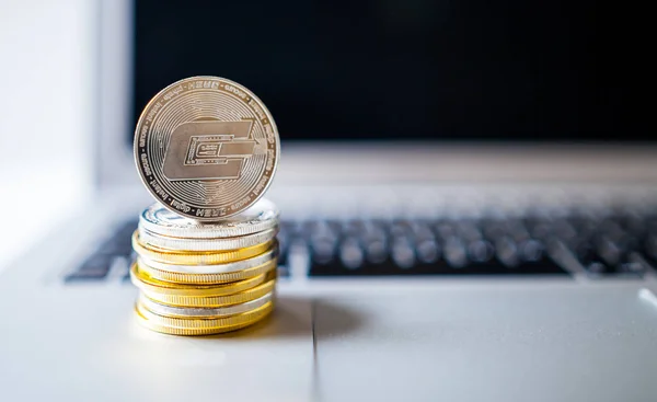 Bindestrich Münzen Und Stapel Von Münzen Mit Laptop Hintergrund — Stockfoto