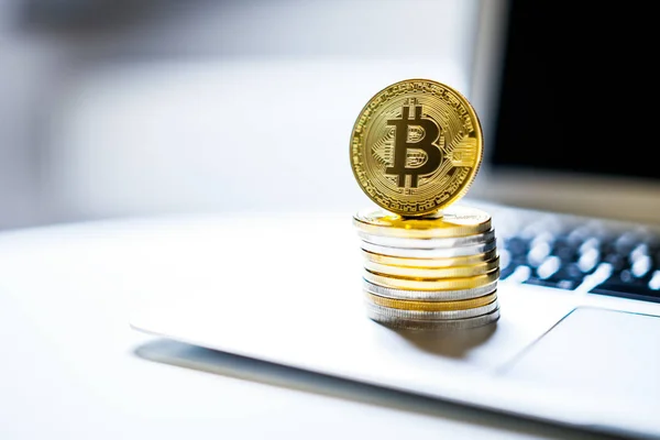 Bitcoin Und Stapel Von Münzen Auf Laptop Computer — Stockfoto