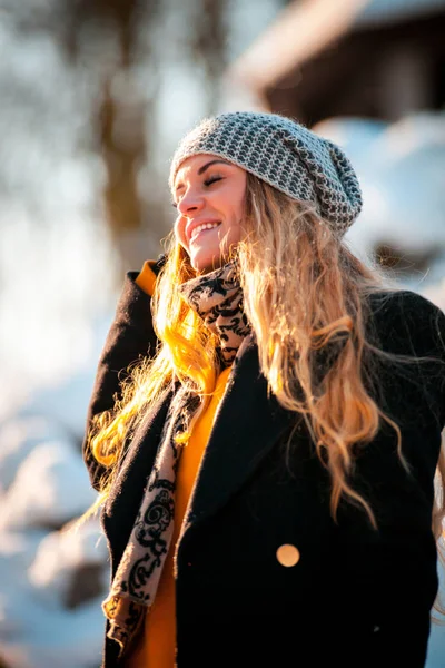 Mladá Žena Během Procházky Parku Zimní Slunečný Den — Stock fotografie