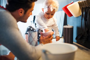 Baba ve kızı mutfakta birlikte vaktinizi