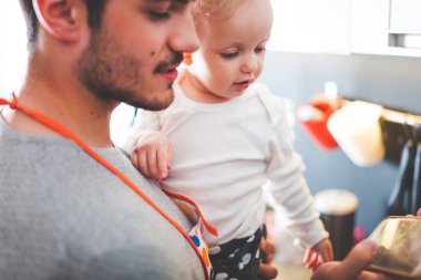 Baba ve kızı mutfakta birlikte vaktinizi