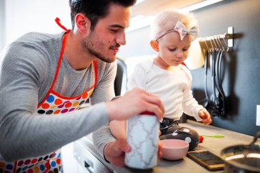 Küçük çocuk kız mutfakta baba ile eğleniyor